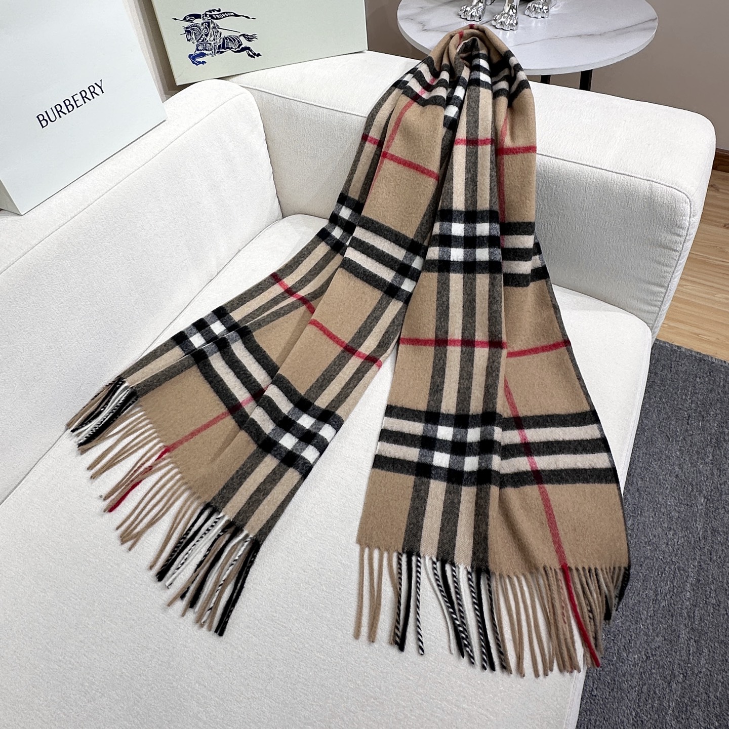 Burberry 巴宝莉宽版经典格纹羊绒围巾🧣张婧仪同款！太多人在等，抢到靠运气！100%羊绒，特别柔软