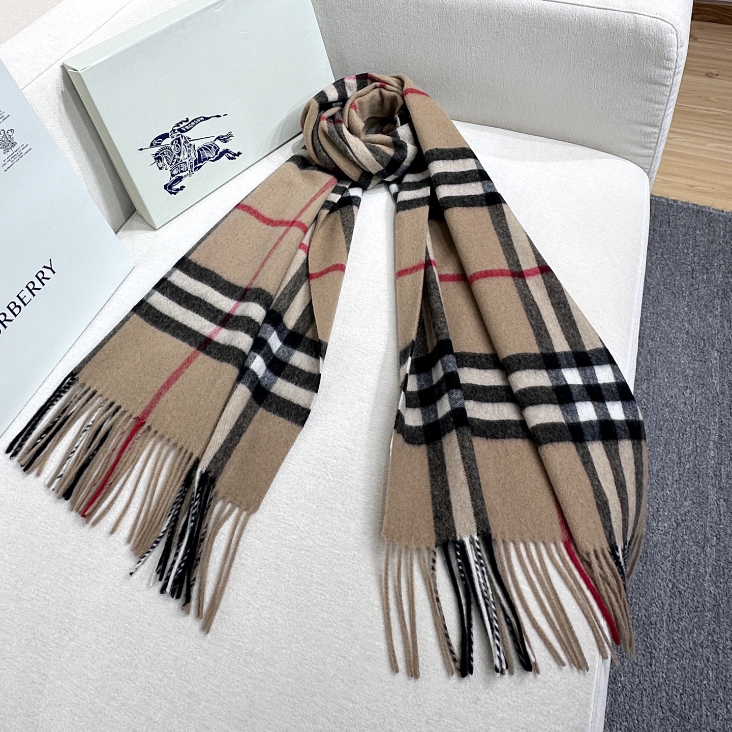 Burberry 巴宝莉宽版经典格纹羊绒围巾🧣张婧仪同款！太多人在等，抢到靠运气！100%羊绒，特别柔软