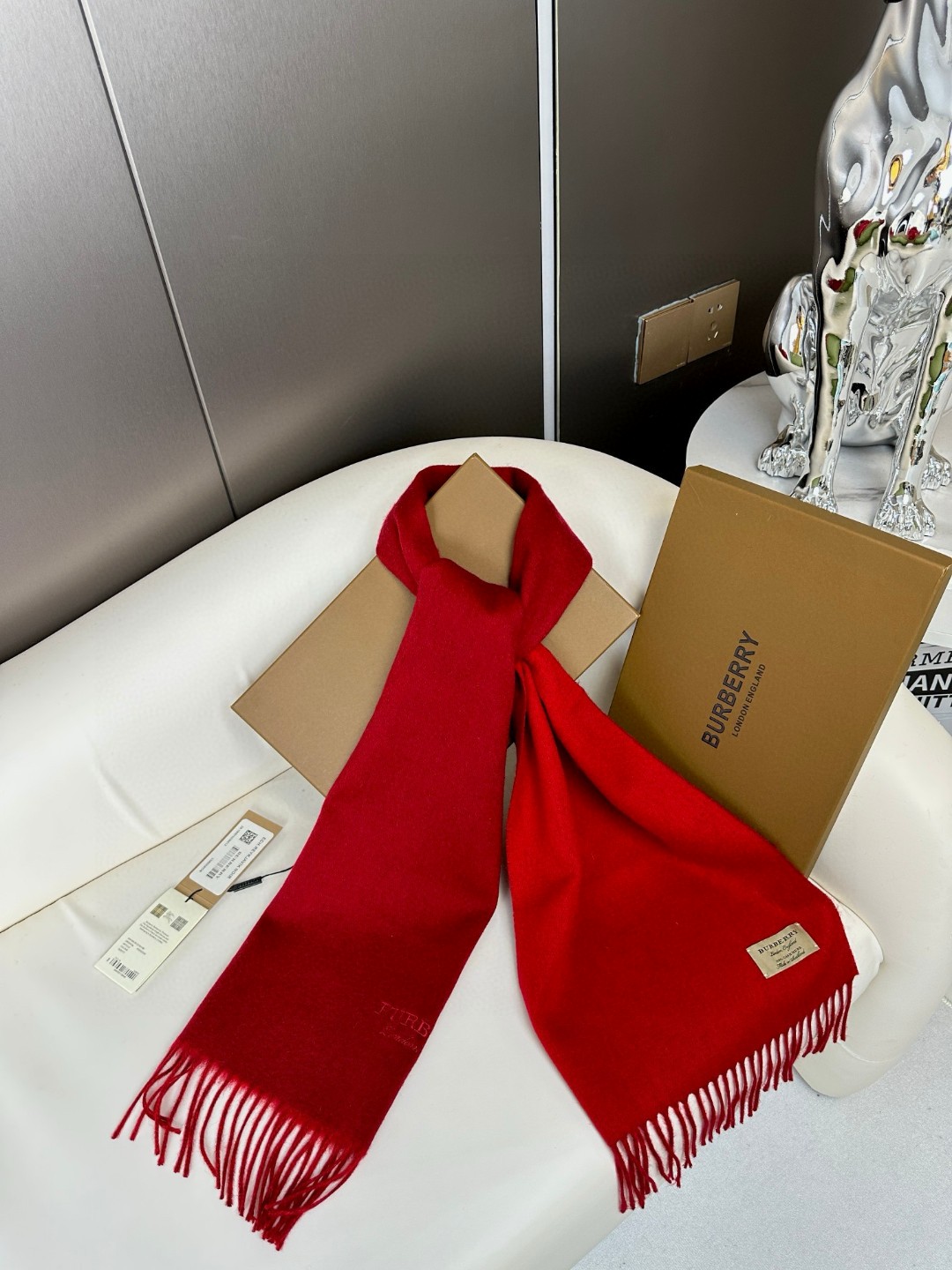P135 BURBERRY 巴宝利   2023巴黎时装展双面羊绒围巾！采用蒙古高原细羊绒！手感满满地都是细腻的绒毛！这个价格绝对百分之百的实惠！精湛绝伦的绣字工艺！双面可配戴，简单的配色体现出满满的高级感！绝对好货！每条都经过多次检查出货！无一次品！不满意手感包退换！这样的好东西错过实在可惜 尺寸：180*32