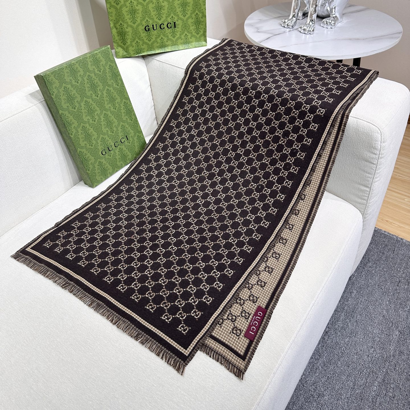 G家最新款风格小字母面料：羊毛，尺寸：47*180羊毛真丝围巾，装饰超大造型设计GG图案。于1970年代