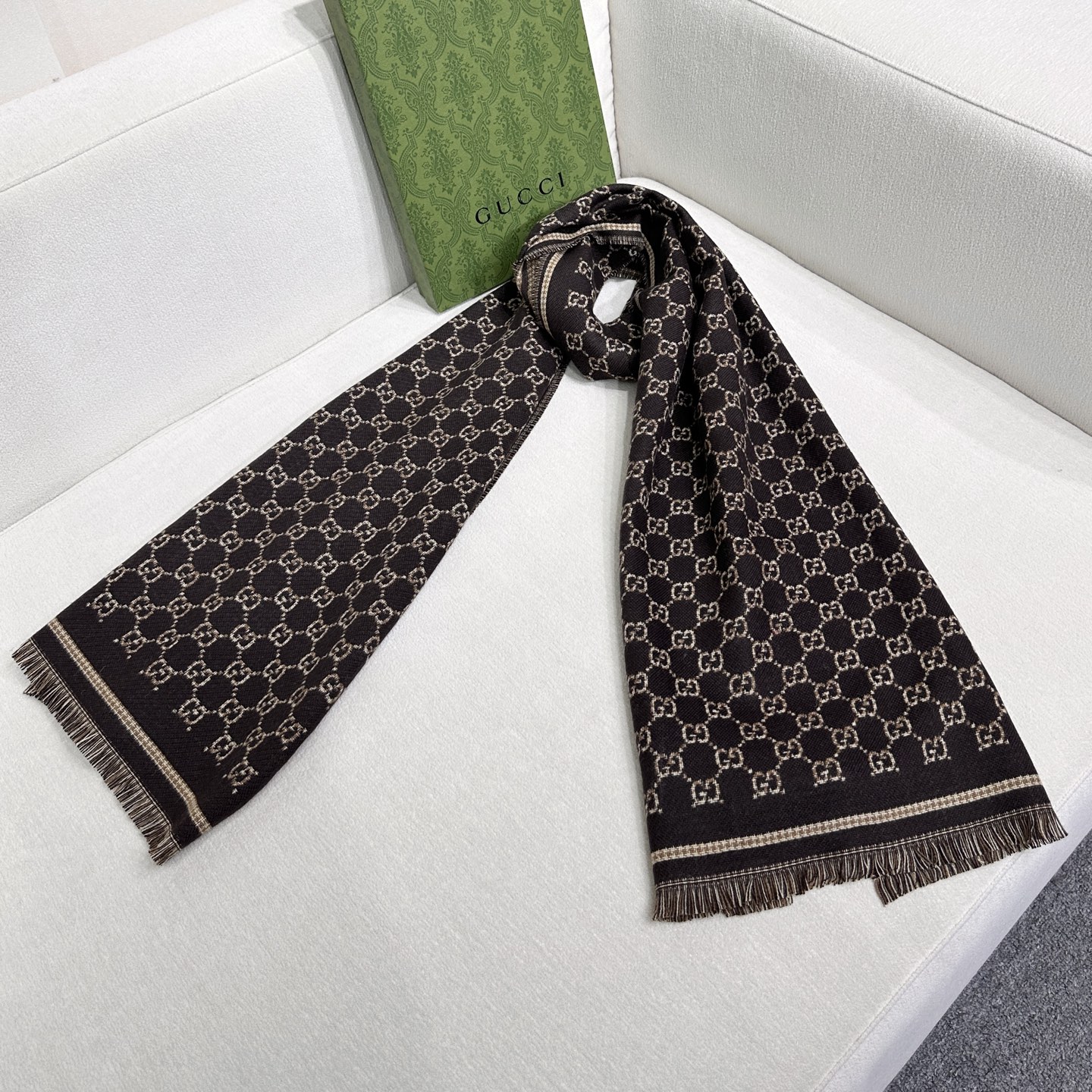 G家最新款风格小字母面料：羊毛，尺寸：47*180羊毛真丝围巾，装饰超大造型设计GG图案。于1970年代