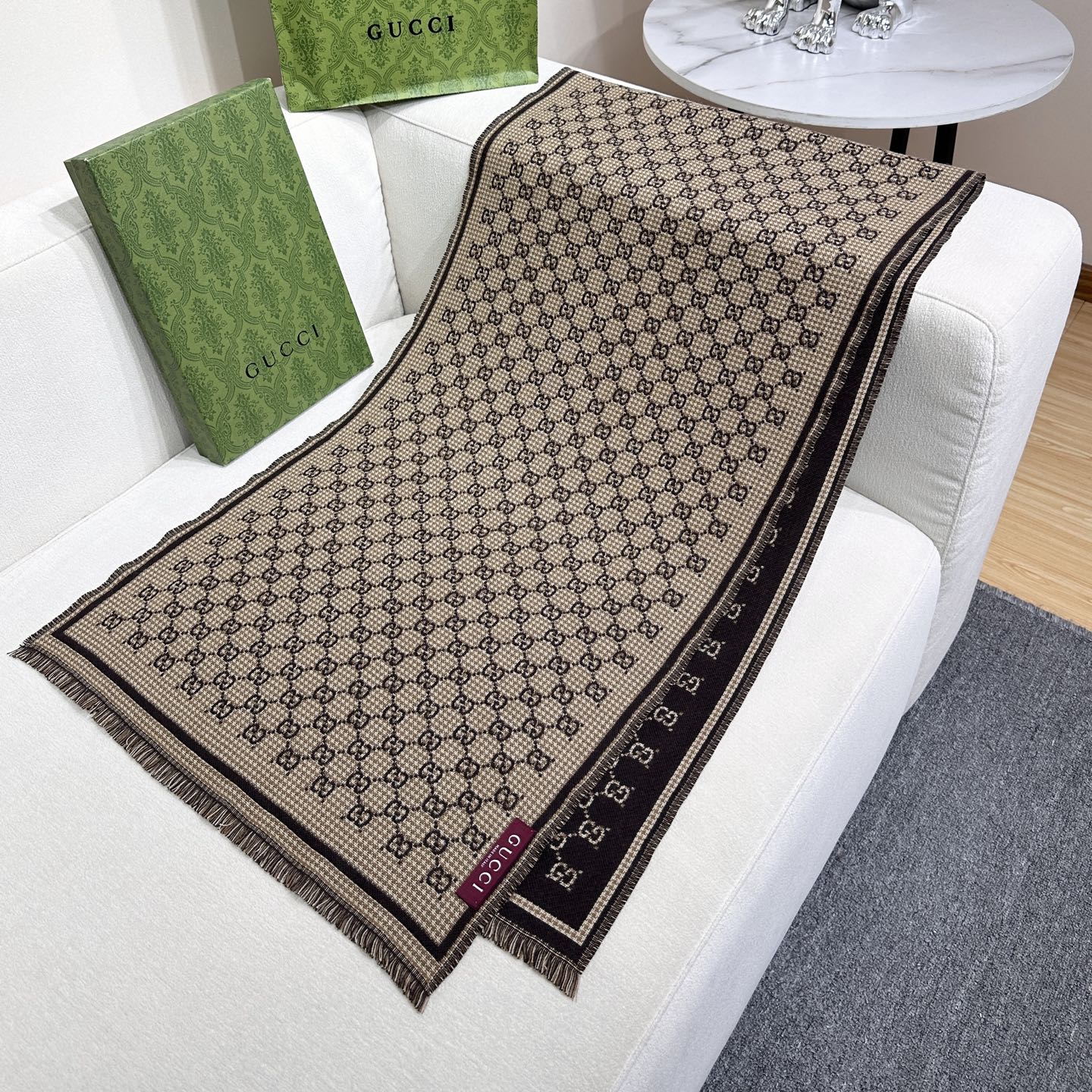 G家最新款风格小字母面料：羊毛，尺寸：47*180羊毛真丝围巾，装饰超大造型设计GG图案。于1970年代