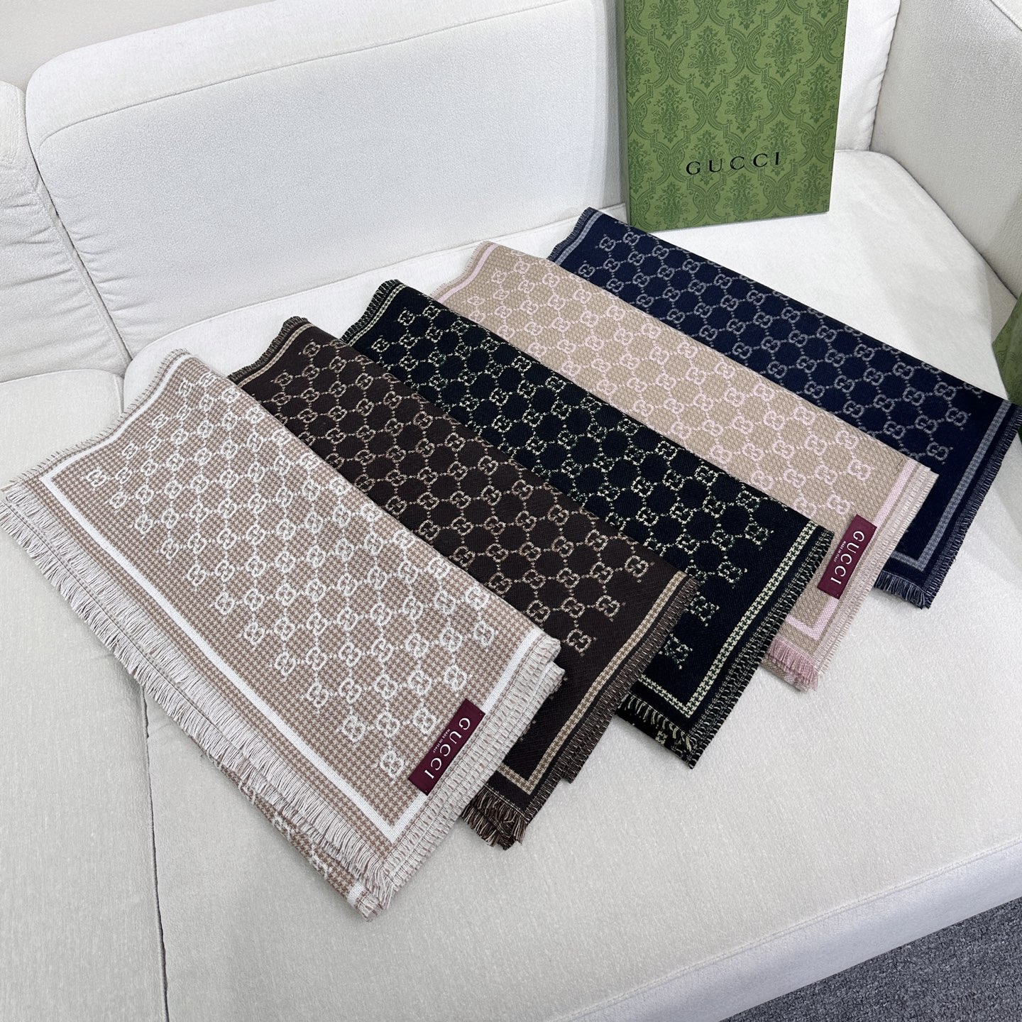 G家最新款风格小字母面料：羊毛，尺寸：47*180羊毛真丝围巾，装饰超大造型设计GG图案。于1970年代