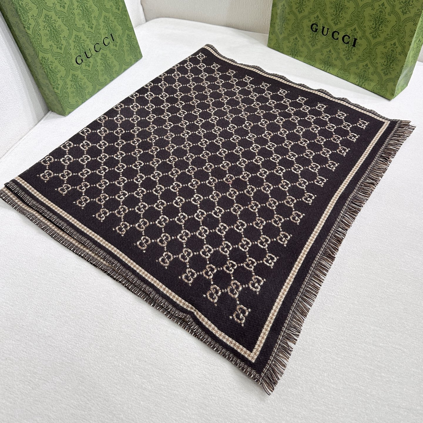 G家最新款风格小字母面料：羊毛，尺寸：47*180羊毛真丝围巾，装饰超大造型设计GG图案。于1970年代