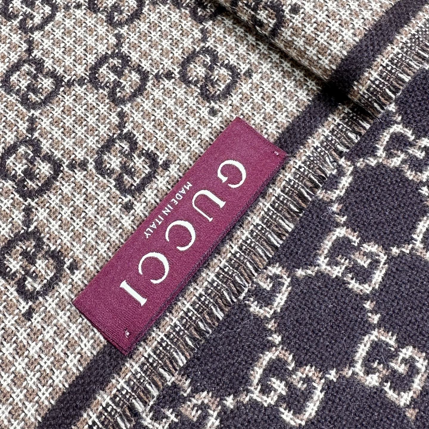 G家最新款风格小字母面料：羊毛，尺寸：47*180羊毛真丝围巾，装饰超大造型设计GG图案。于1970年代