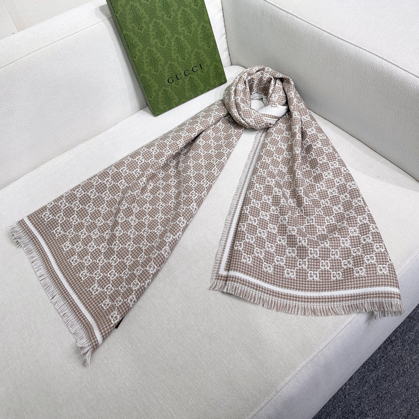 G家最新款风格小字母面料：羊毛，尺寸：47*180羊毛真丝围巾，装饰超大造型设计GG图案。于1970年代