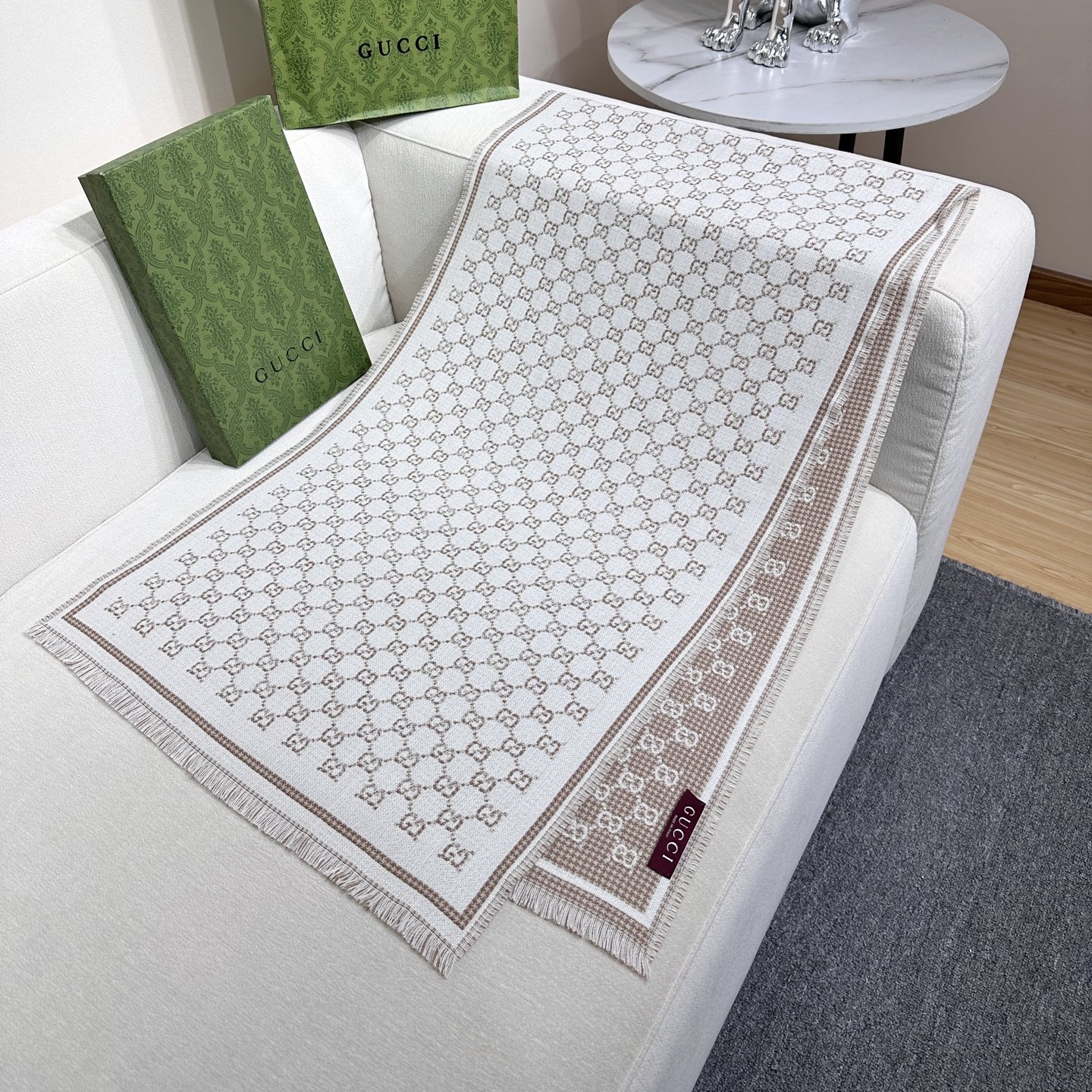 G家最新款风格小字母面料：羊毛，尺寸：47*180羊毛真丝围巾，装饰超大造型设计GG图案。于1970年代