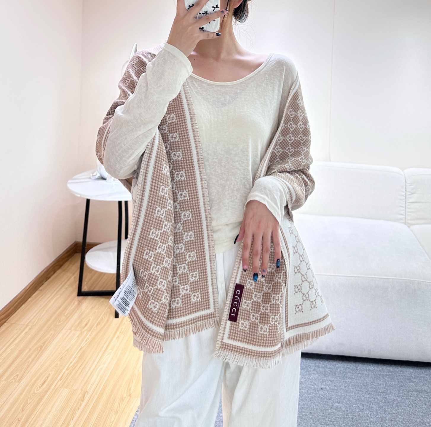 G家最新款风格小字母面料：羊毛，尺寸：47*180羊毛真丝围巾，装饰超大造型设计GG图案。于1970年代