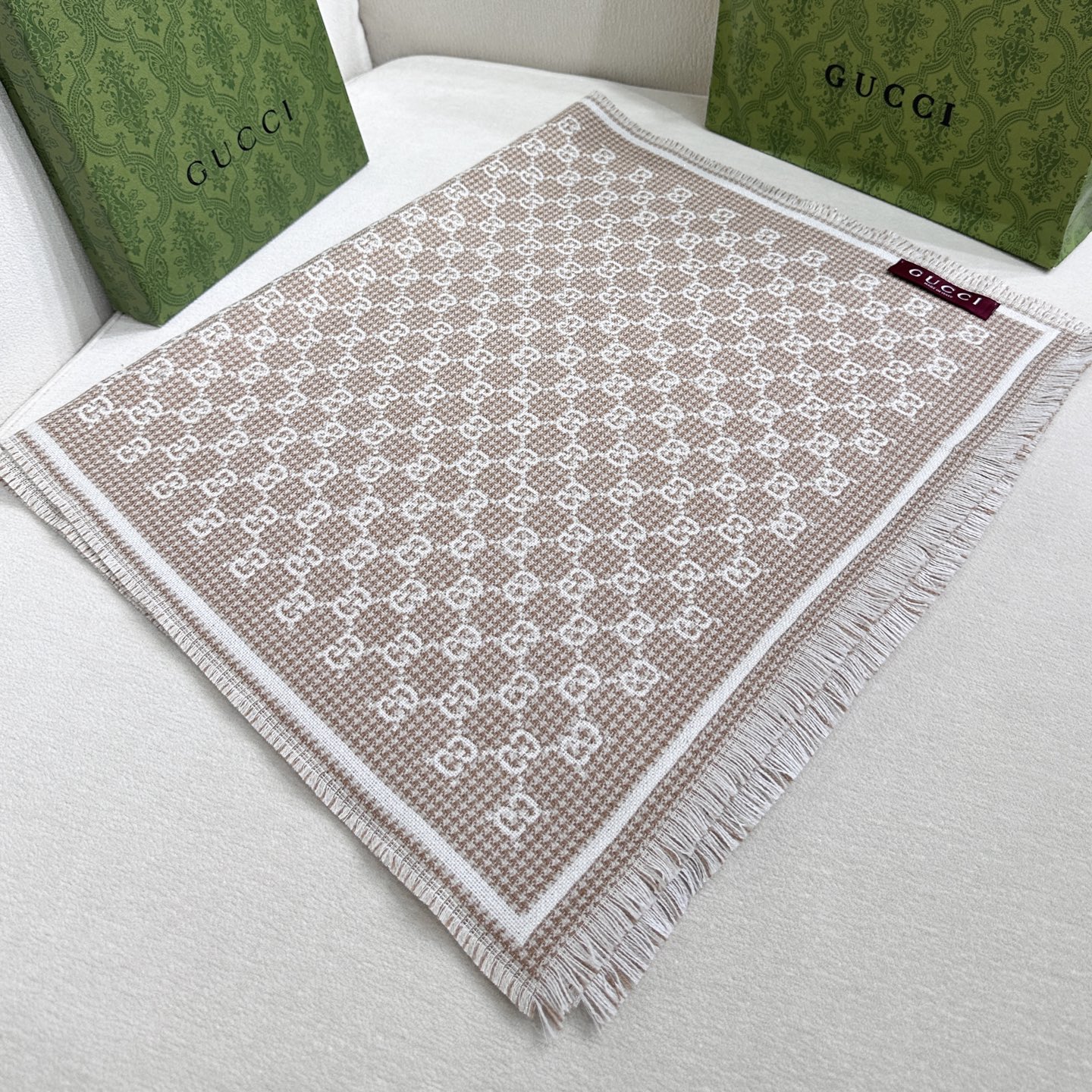 G家最新款风格小字母面料：羊毛，尺寸：47*180羊毛真丝围巾，装饰超大造型设计GG图案。于1970年代