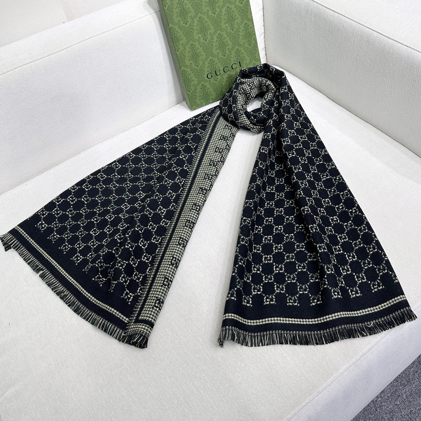 G家最新款风格小字母面料：羊毛，尺寸：47*180羊毛真丝围巾，装饰超大造型设计GG图案。于1970年代