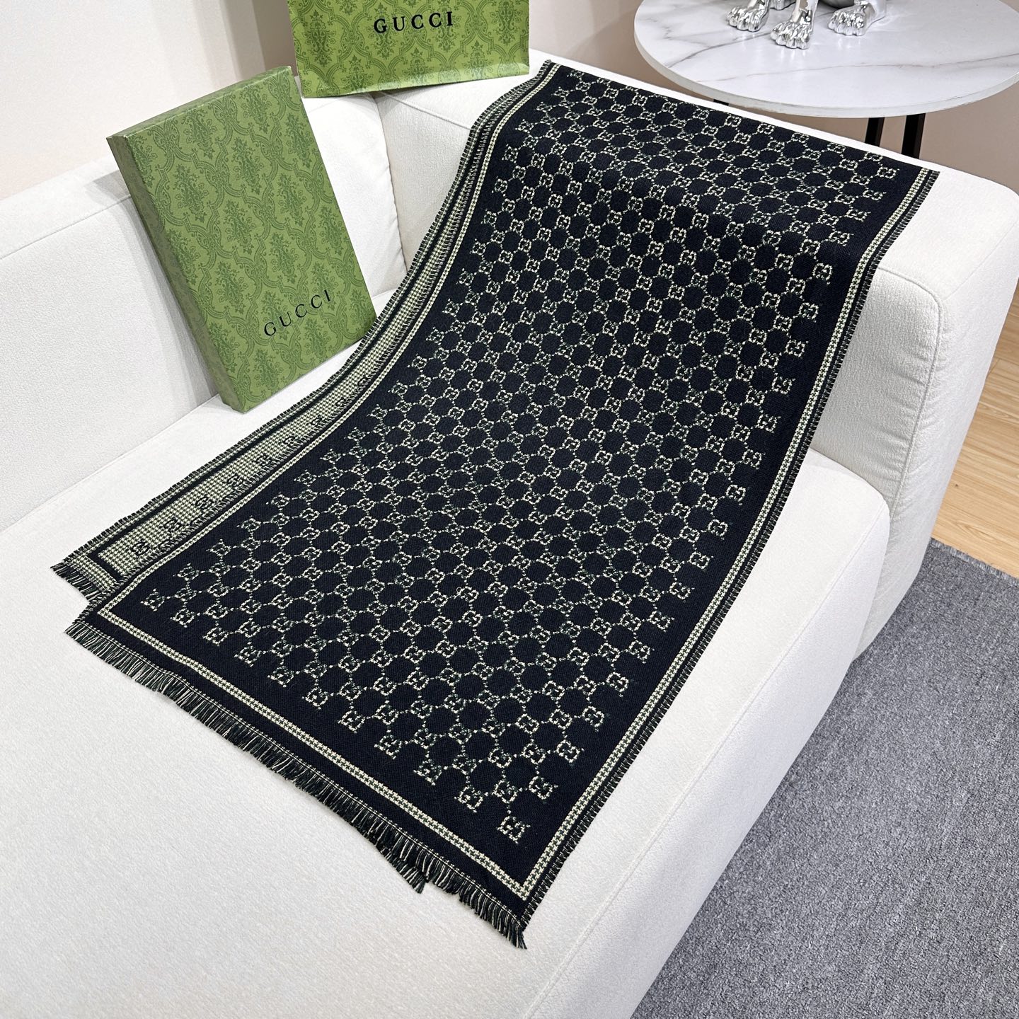 G家最新款风格小字母面料：羊毛，尺寸：47*180羊毛真丝围巾，装饰超大造型设计GG图案。于1970年代