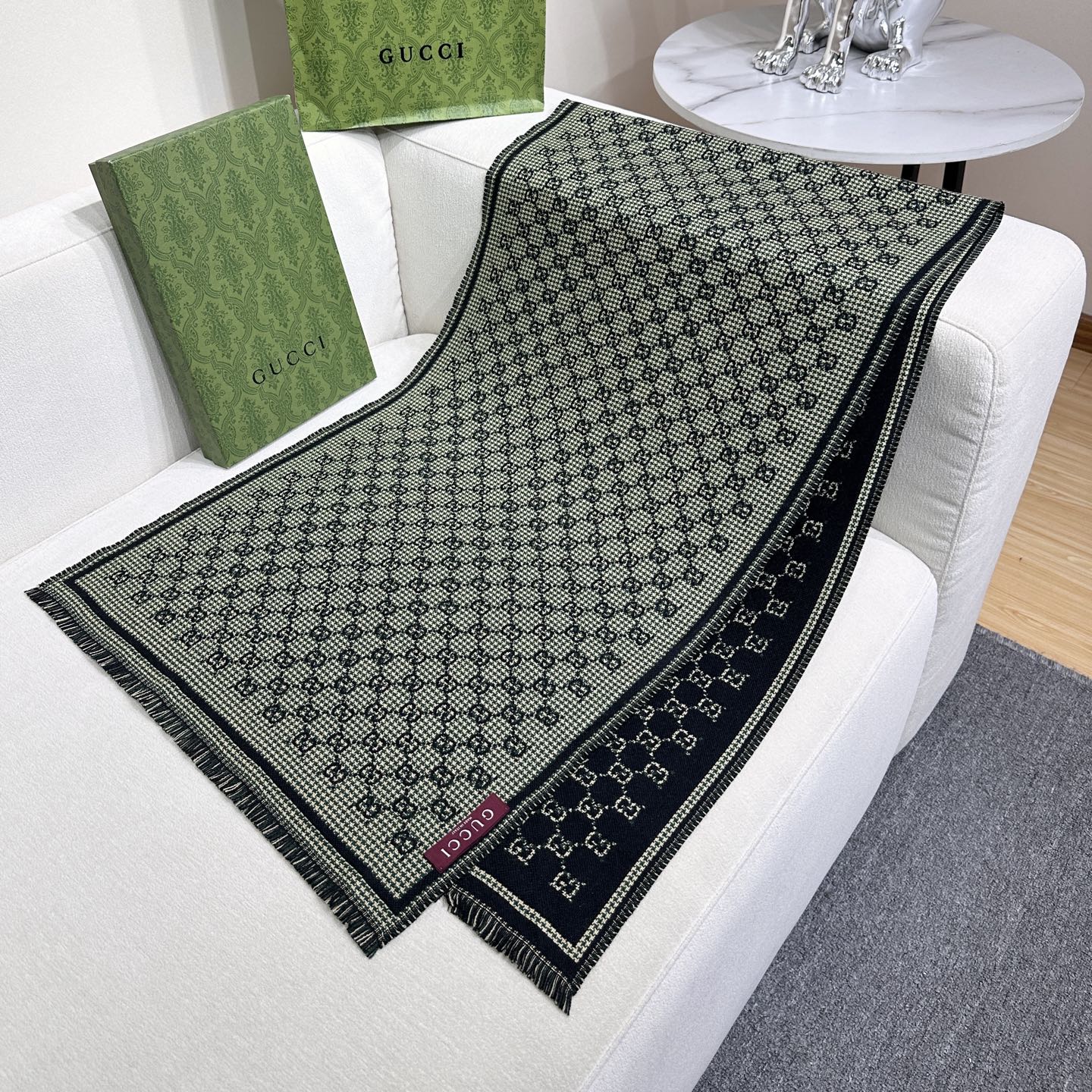 G家最新款风格小字母面料：羊毛，尺寸：47*180羊毛真丝围巾，装饰超大造型设计GG图案。于1970年代