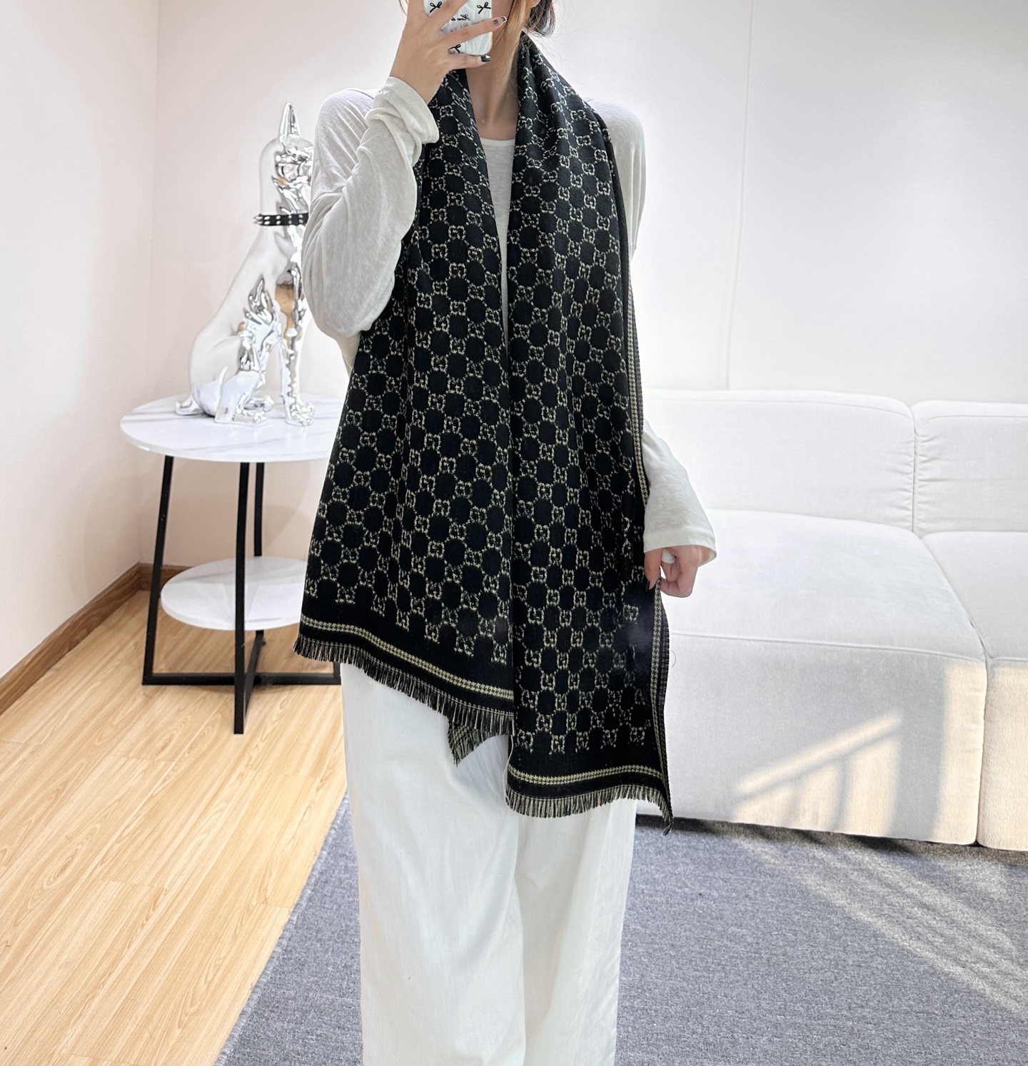 G家最新款风格小字母面料：羊毛，尺寸：47*180羊毛真丝围巾，装饰超大造型设计GG图案。于1970年代