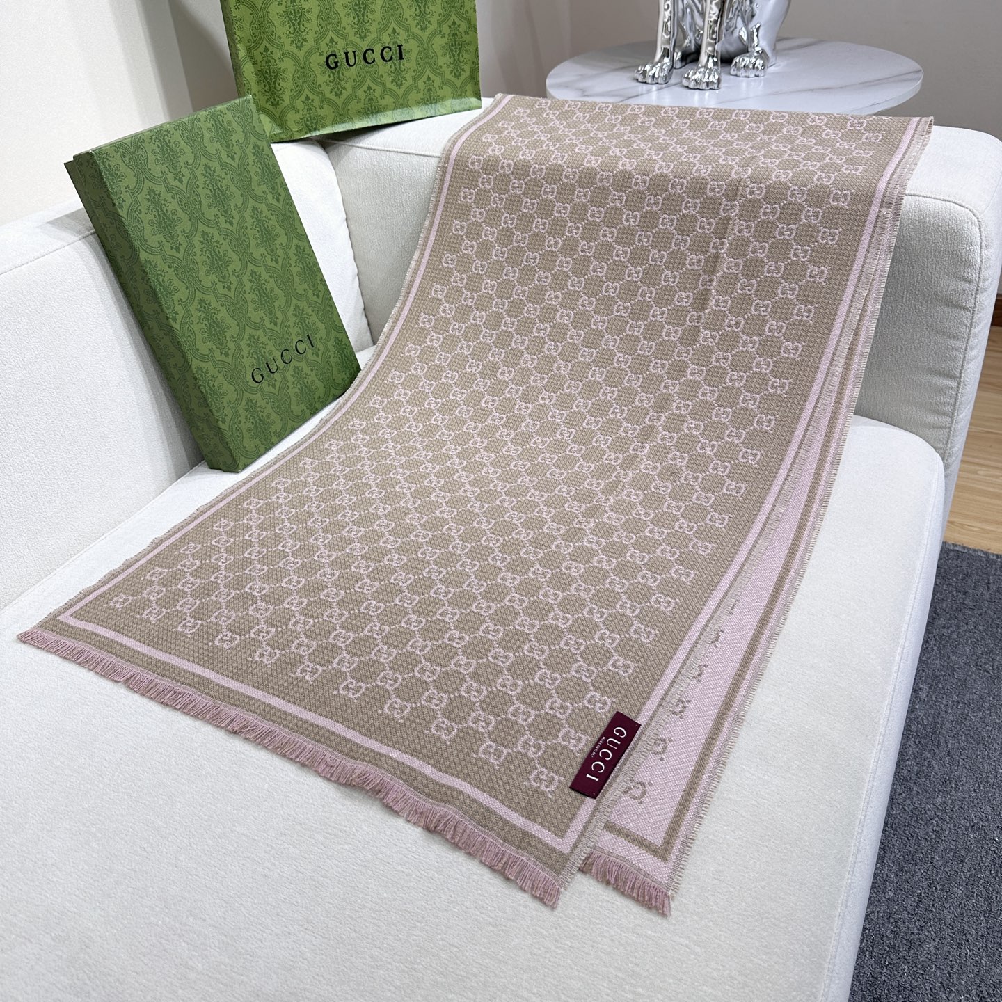 G家最新款风格小字母面料：羊毛，尺寸：47*180羊毛真丝围巾，装饰超大造型设计GG图案。于1970年代