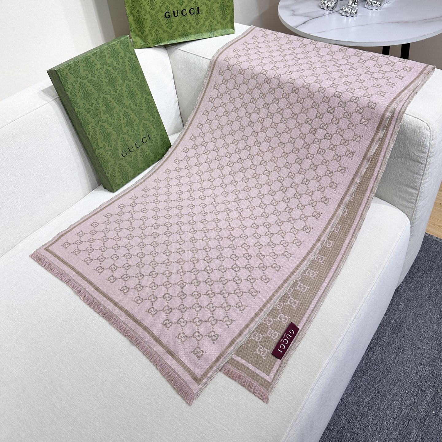 G家最新款风格小字母面料：羊毛，尺寸：47*180羊毛真丝围巾，装饰超大造型设计GG图案。于1970年代