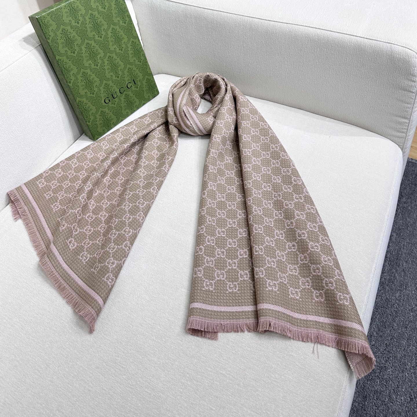 G家最新款风格小字母面料：羊毛，尺寸：47*180羊毛真丝围巾，装饰超大造型设计GG图案。于1970年代