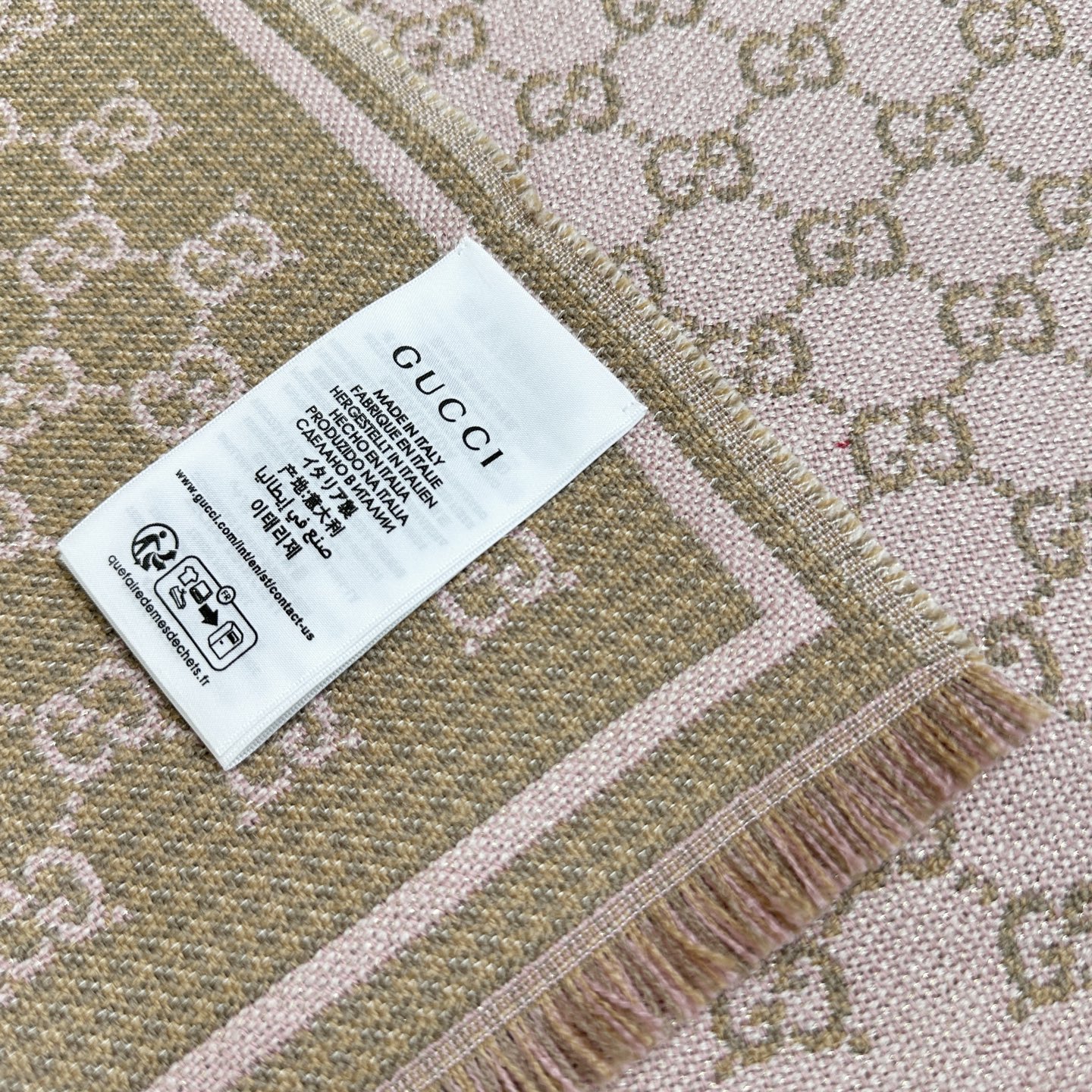 G家最新款风格小字母面料：羊毛，尺寸：47*180羊毛真丝围巾，装饰超大造型设计GG图案。于1970年代