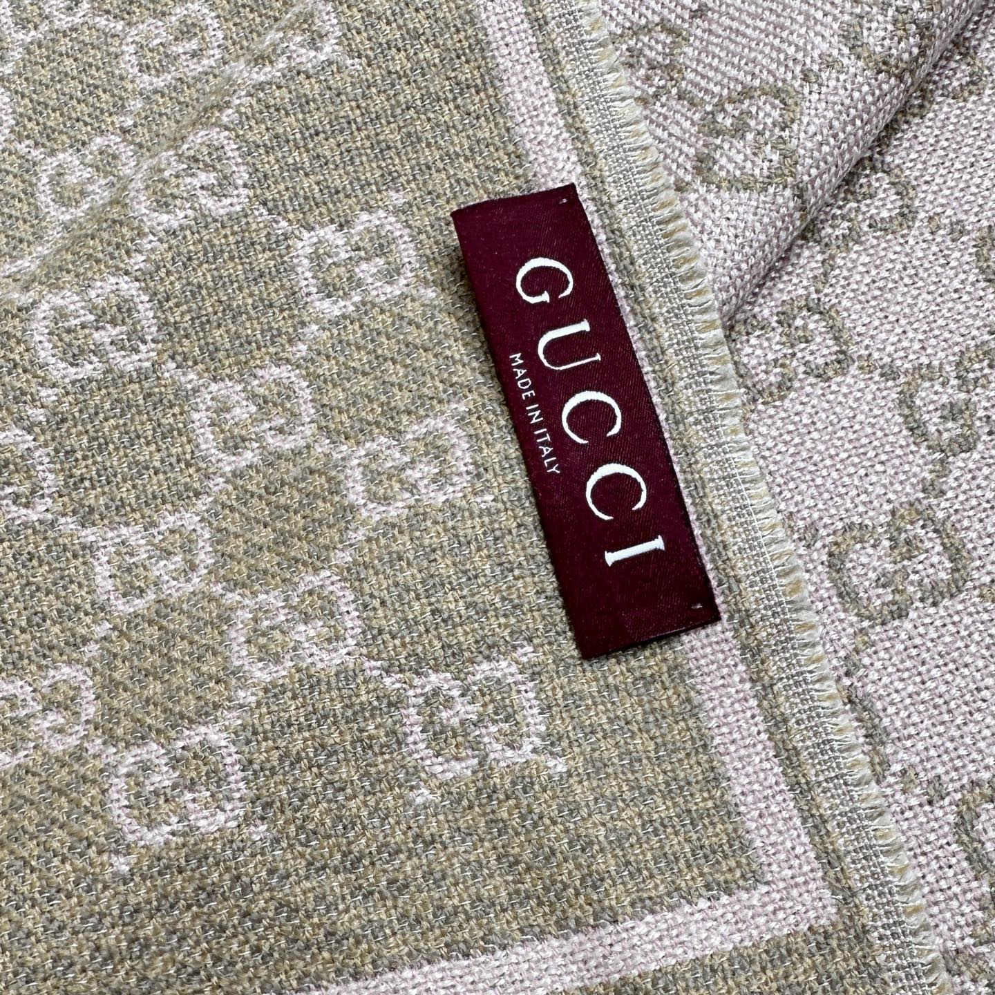 G家最新款风格小字母面料：羊毛，尺寸：47*180羊毛真丝围巾，装饰超大造型设计GG图案。于1970年代