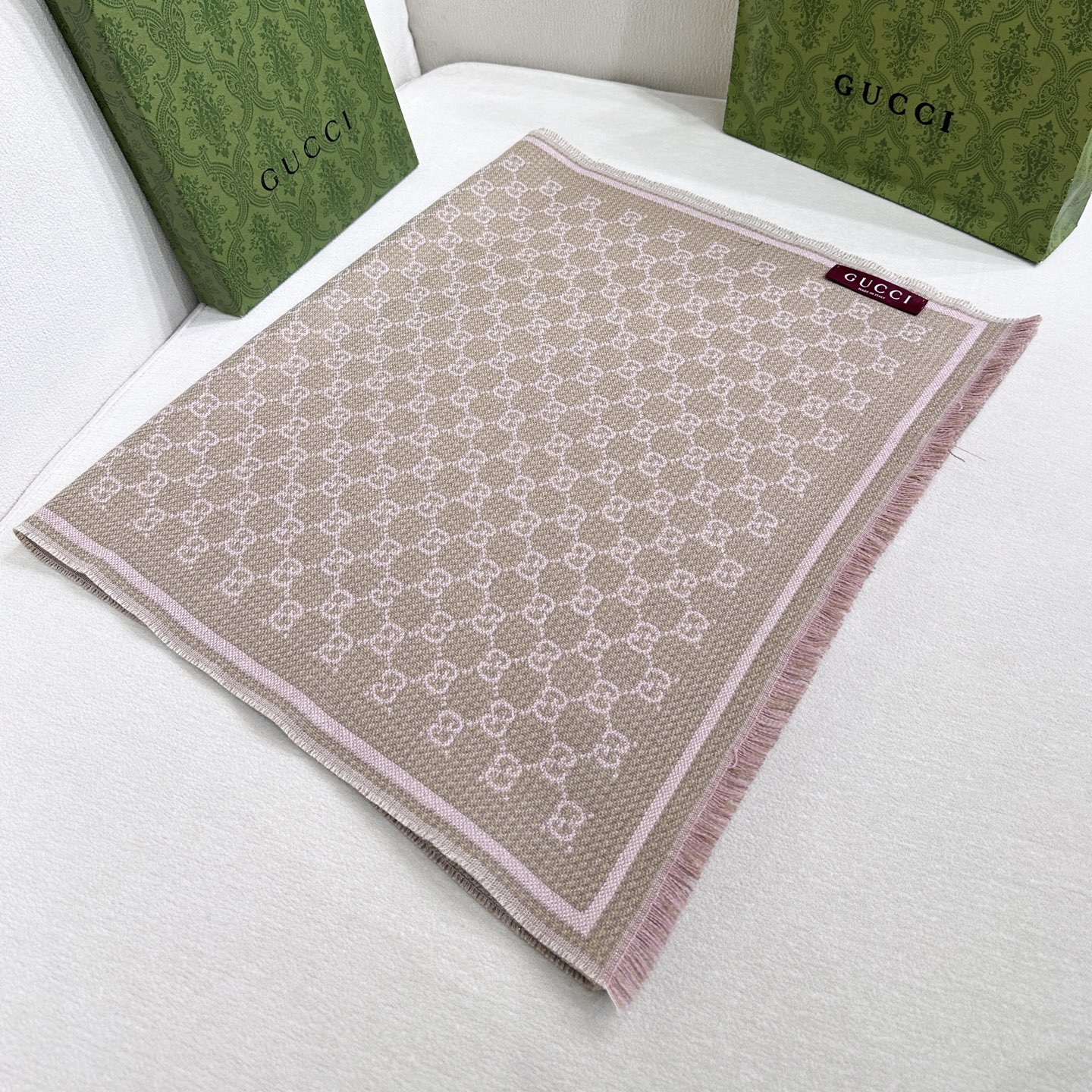 G家最新款风格小字母面料：羊毛，尺寸：47*180羊毛真丝围巾，装饰超大造型设计GG图案。于1970年代