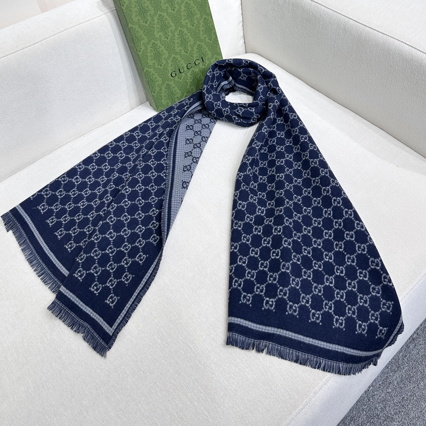 G家最新款风格小字母面料：羊毛，尺寸：47*180羊毛真丝围巾，装饰超大造型设计GG图案。于1970年代