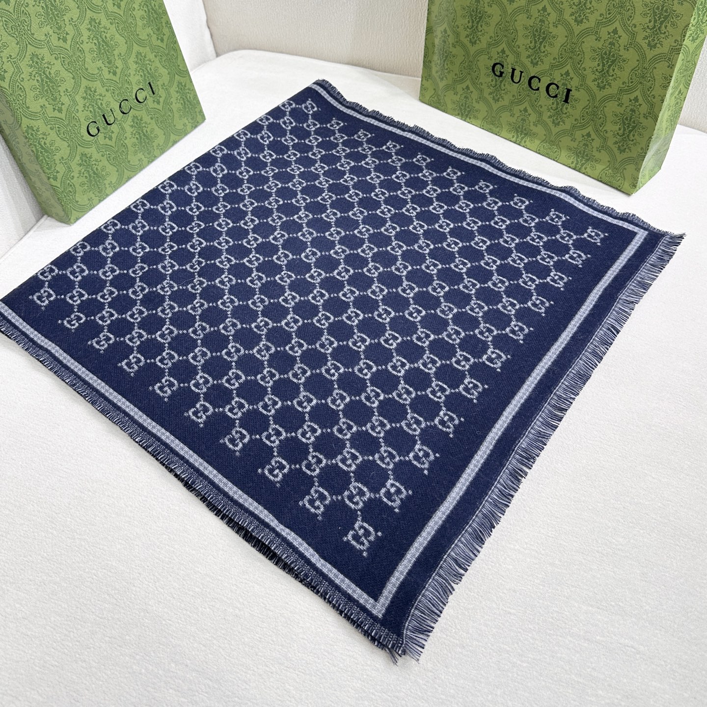 G家最新款风格小字母面料：羊毛，尺寸：47*180羊毛真丝围巾，装饰超大造型设计GG图案。于1970年代