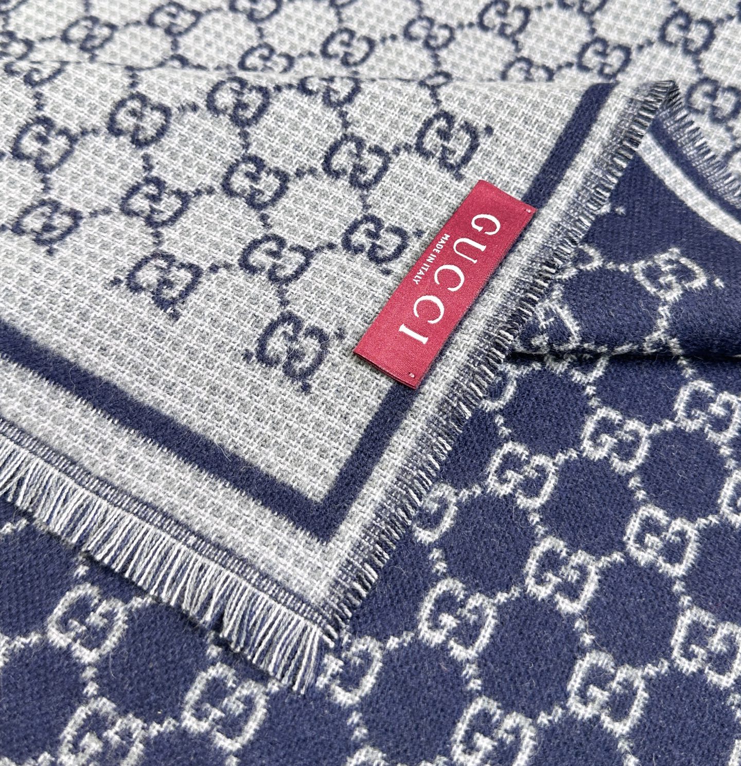 G家最新款风格小字母面料：羊毛，尺寸：47*180羊毛真丝围巾，装饰超大造型设计GG图案。于1970年代