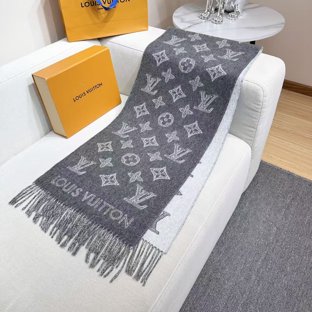 LV (路易威登)Essential Shine 围巾将金属纤维织入 Monogram 图案,呈现若有若无的熠熠光泽,搭 LV (路易威登)Essential Shine 围巾将金属纤维织入 Monogram 图案,呈现若有若无的熠熠光泽,搭