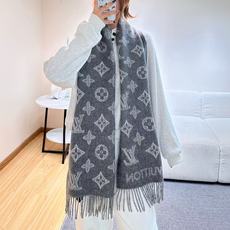 LV (路易威登)Essential Shine 围巾将金属纤维织入 Monogram 图案,呈现若有若无的熠熠光泽,搭 LV (路易威登)Essential Shine 围巾将金属纤维织入 Monogram 图案,呈现若有若无的熠熠光泽,搭