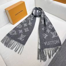 LV (路易威登)Essential Shine 围巾将金属纤维织入 Monogram 图案,呈现若有若无的熠熠光泽,搭 LV (路易威登)Essential Shine 围巾将金属纤维织入 Monogram 图案,呈现若有若无的熠熠光泽,搭