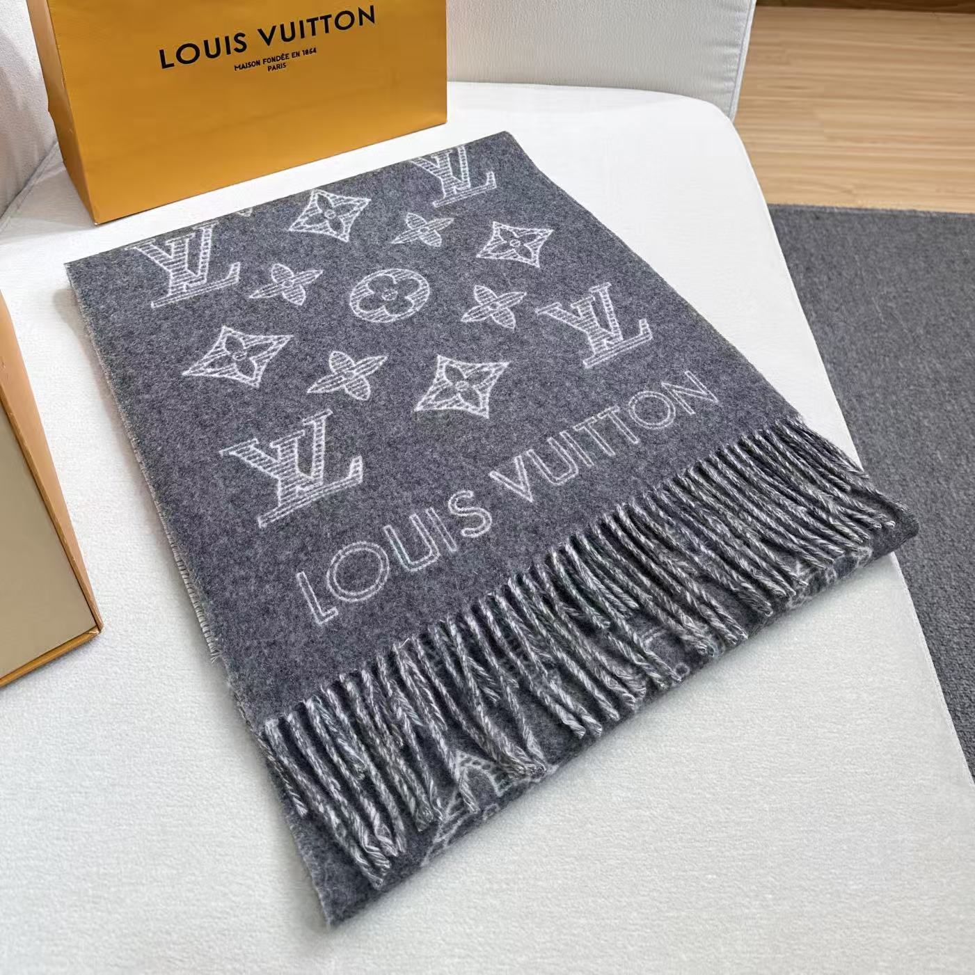 LV (路易威登)Essential Shine 围巾将金属纤维织入 Monogram 图案,呈现若有若无的熠熠光泽,搭 LV (路易威登)Essential Shine 围巾将金属纤维织入 Monogram 图案,呈现若有若无的熠熠光泽,搭