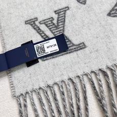 LV (路易威登)Essential Shine 围巾将金属纤维织入 Monogram 图案,呈现若有若无的熠熠光泽,搭 LV (路易威登)Essential Shine 围巾将金属纤维织入 Monogram 图案,呈现若有若无的熠熠光泽,搭