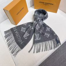 LV (路易威登)Essential Shine 围巾将金属纤维织入 Monogram 图案,呈现若有若无的熠熠光泽,搭 LV (路易威登)Essential Shine 围巾将金属纤维织入 Monogram 图案,呈现若有若无的熠熠光泽,搭