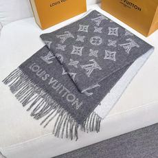 LV (路易威登)Essential Shine 围巾将金属纤维织入 Monogram 图案,呈现若有若无的熠熠光泽,搭 LV (路易威登)Essential Shine 围巾将金属纤维织入 Monogram 图案,呈现若有若无的熠熠光泽,搭