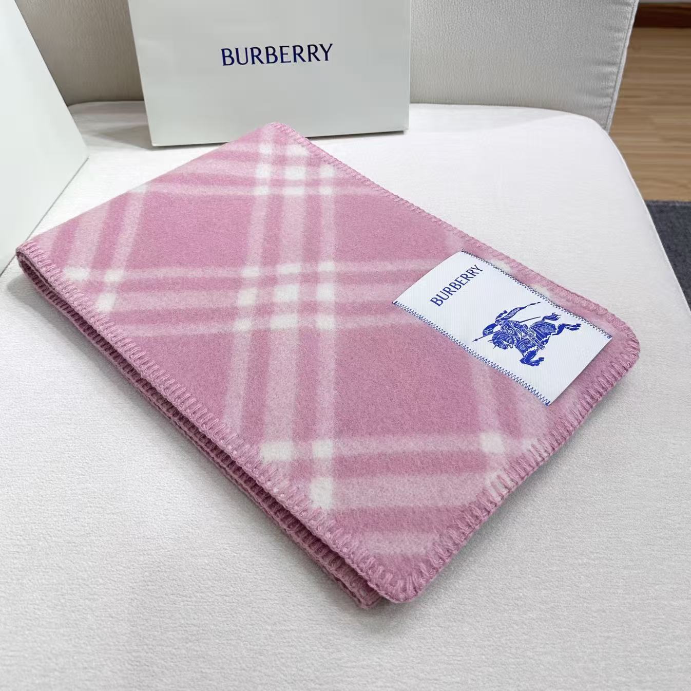 与去年帽子斗篷同一工厂订单出货，拿过的亲懂，真正的货美价优 （全智贤同款，百分百对版）Burberry可