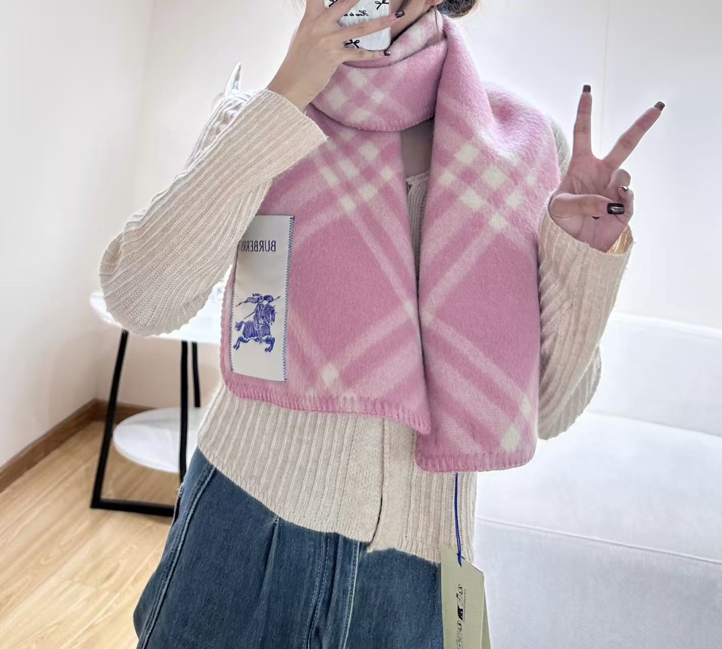 与去年帽子斗篷同一工厂订单出货，拿过的亲懂，真正的货美价优 （全智贤同款，百分百对版）Burberry可