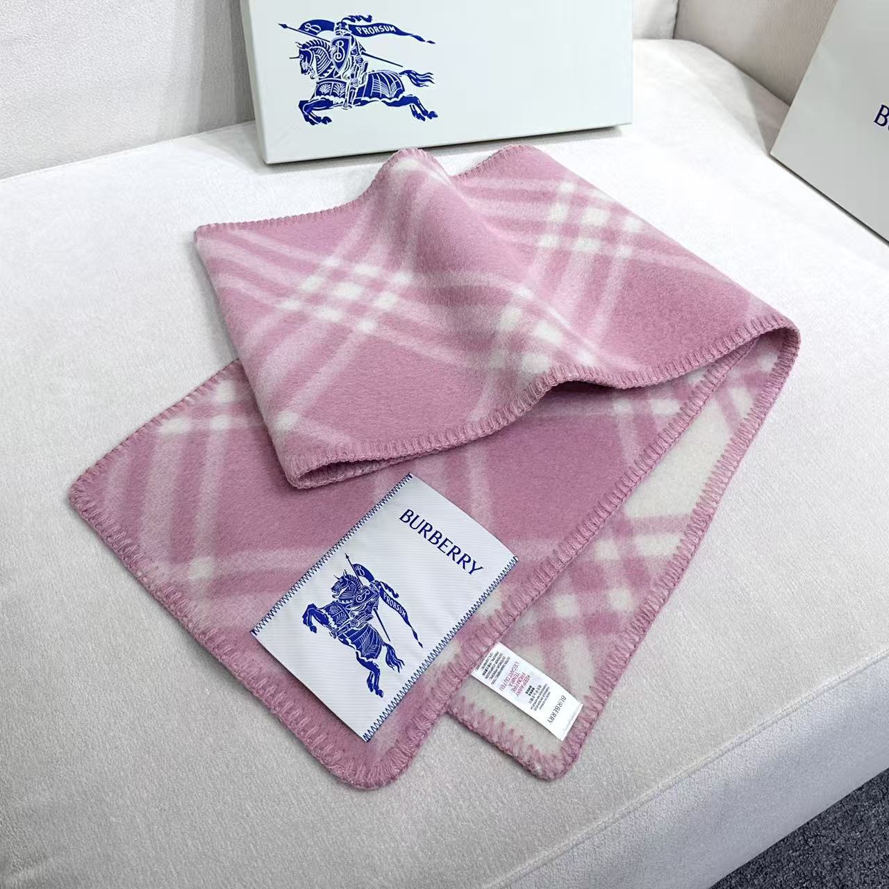 与去年帽子斗篷同一工厂订单出货，拿过的亲懂，真正的货美价优 （全智贤同款，百分百对版）Burberry可