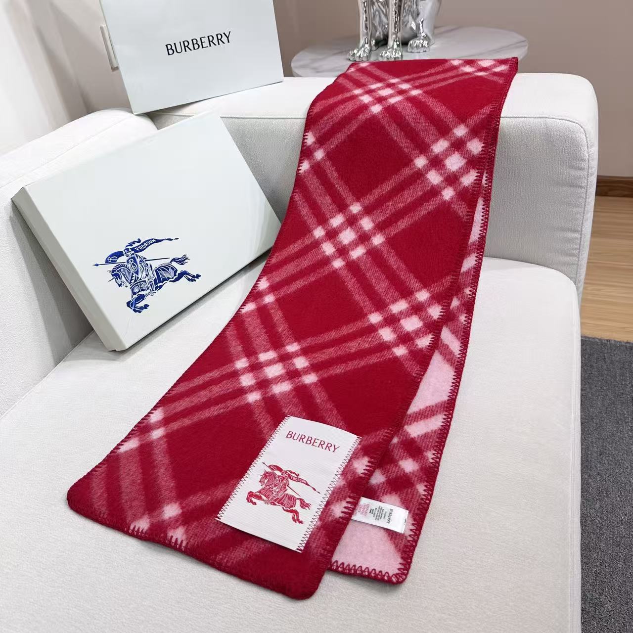 与去年帽子斗篷同一工厂订单出货，拿过的亲懂，真正的货美价优 （全智贤同款，百分百对版）Burberry可