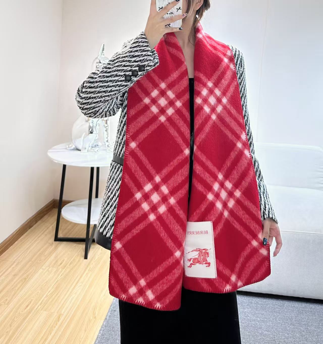 与去年帽子斗篷同一工厂订单出货，拿过的亲懂，真正的货美价优 （全智贤同款，百分百对版）Burberry可