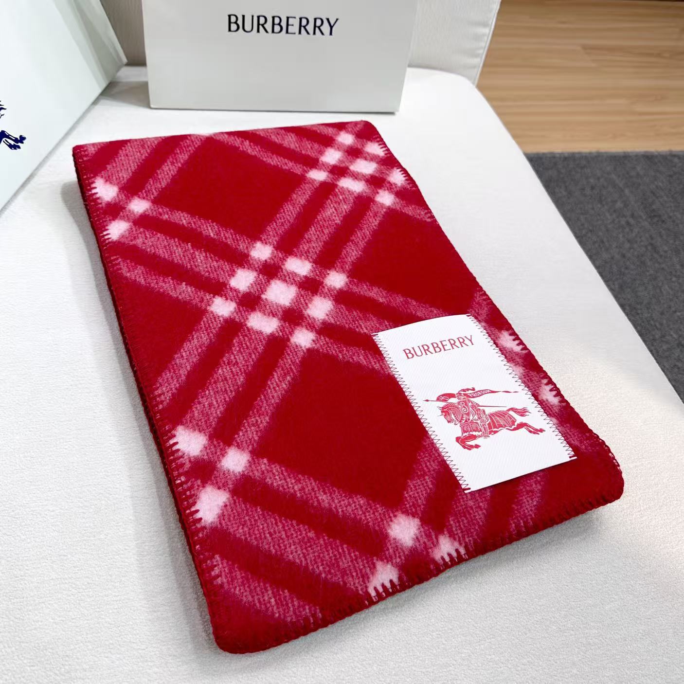 与去年帽子斗篷同一工厂订单出货，拿过的亲懂，真正的货美价优 （全智贤同款，百分百对版）Burberry可