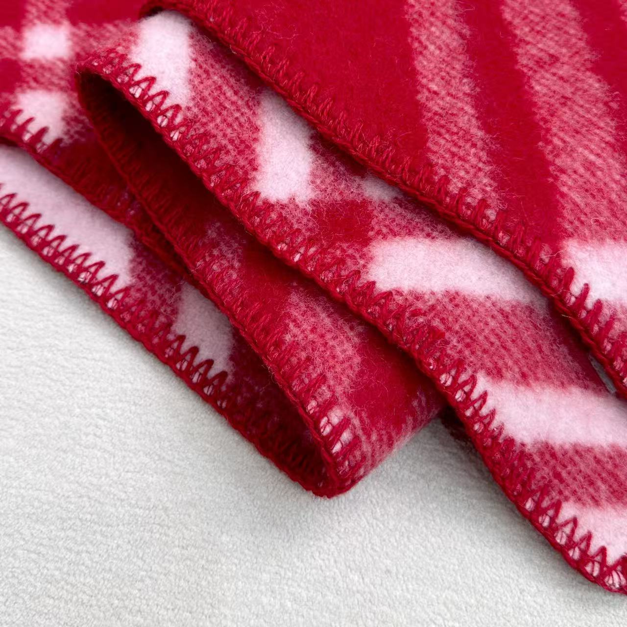 与去年帽子斗篷同一工厂订单出货，拿过的亲懂，真正的货美价优 （全智贤同款，百分百对版）Burberry可