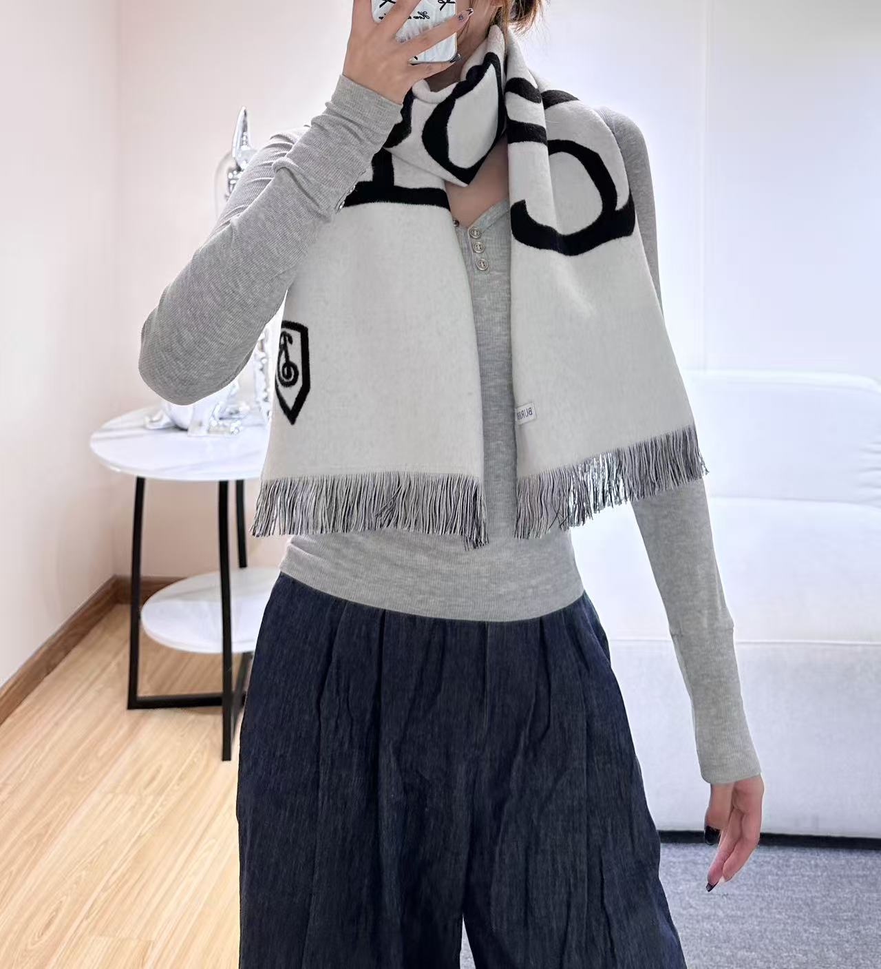 巴宝莉秋冬时髦高级感！男女通用，真的超级百搭好看！！落落大方！Bur独有的调调！！时髦精准到位，却又不用