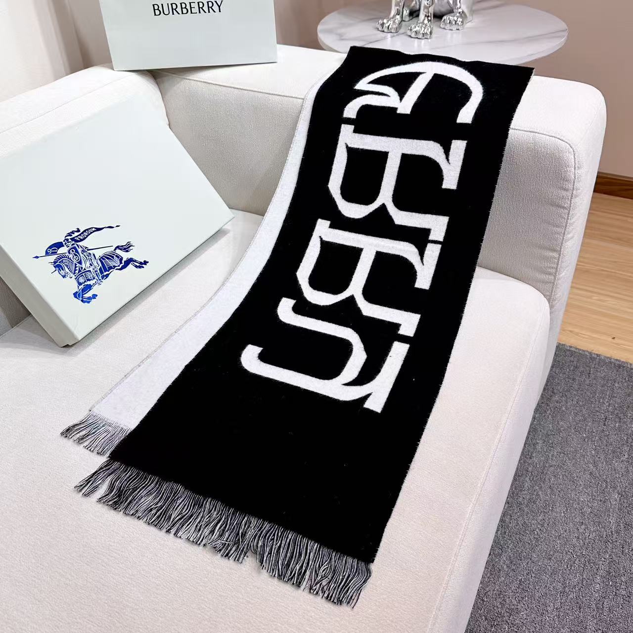 巴宝莉秋冬时髦高级感！男女通用，真的超级百搭好看！！落落大方！Bur独有的调调！！时髦精准到位，却又不用