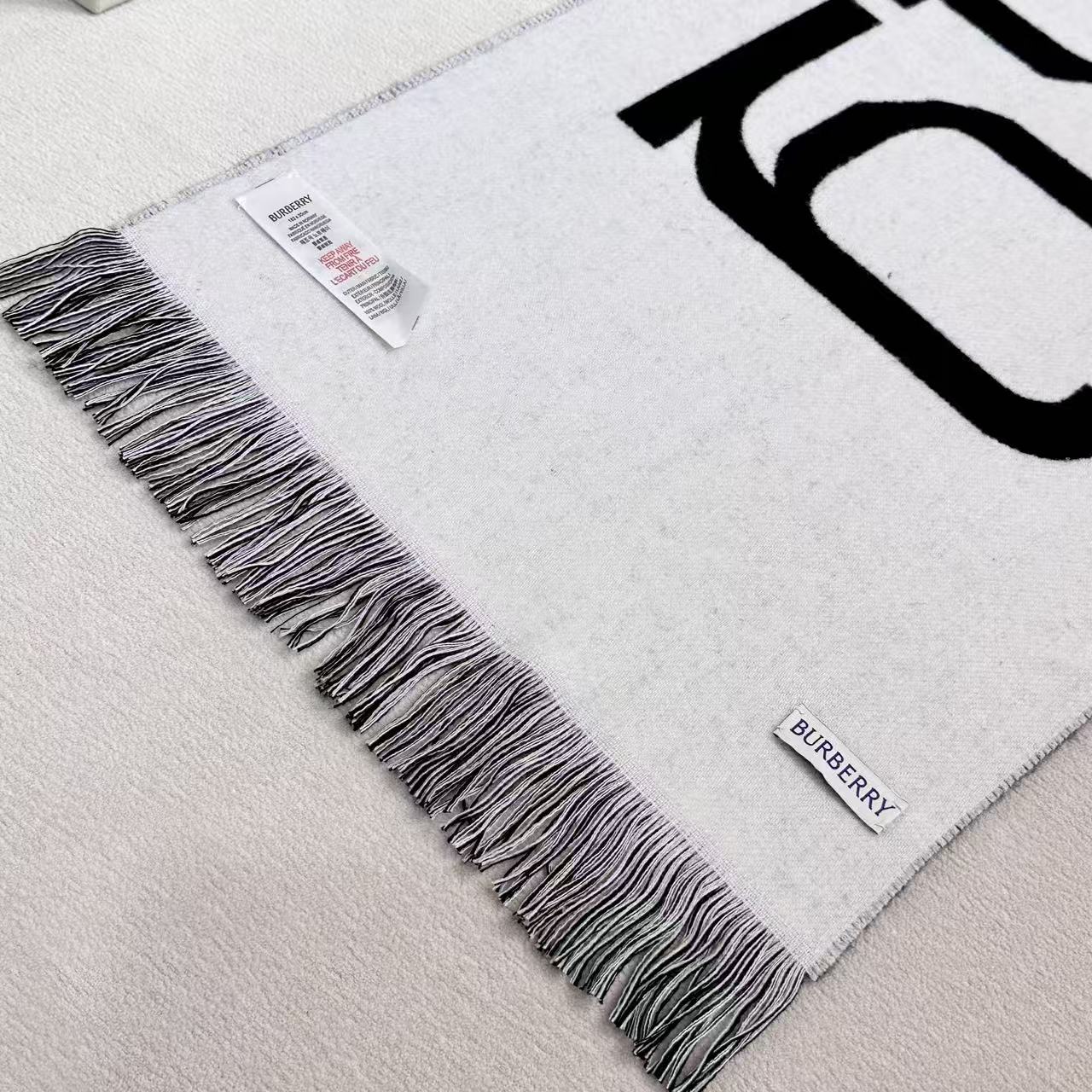 巴宝莉秋冬时髦高级感！男女通用，真的超级百搭好看！！落落大方！Bur独有的调调！！时髦精准到位，却又不用