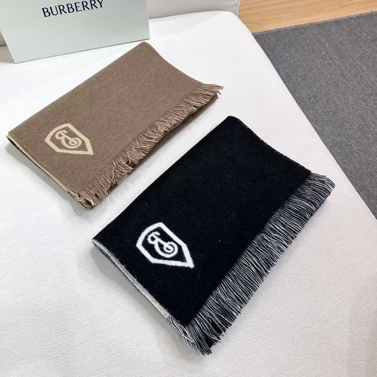 巴宝莉秋冬时髦高级感！男女通用，真的超级百搭好看！！落落大方！Bur独有的调调！！时髦精准到位，却又不用