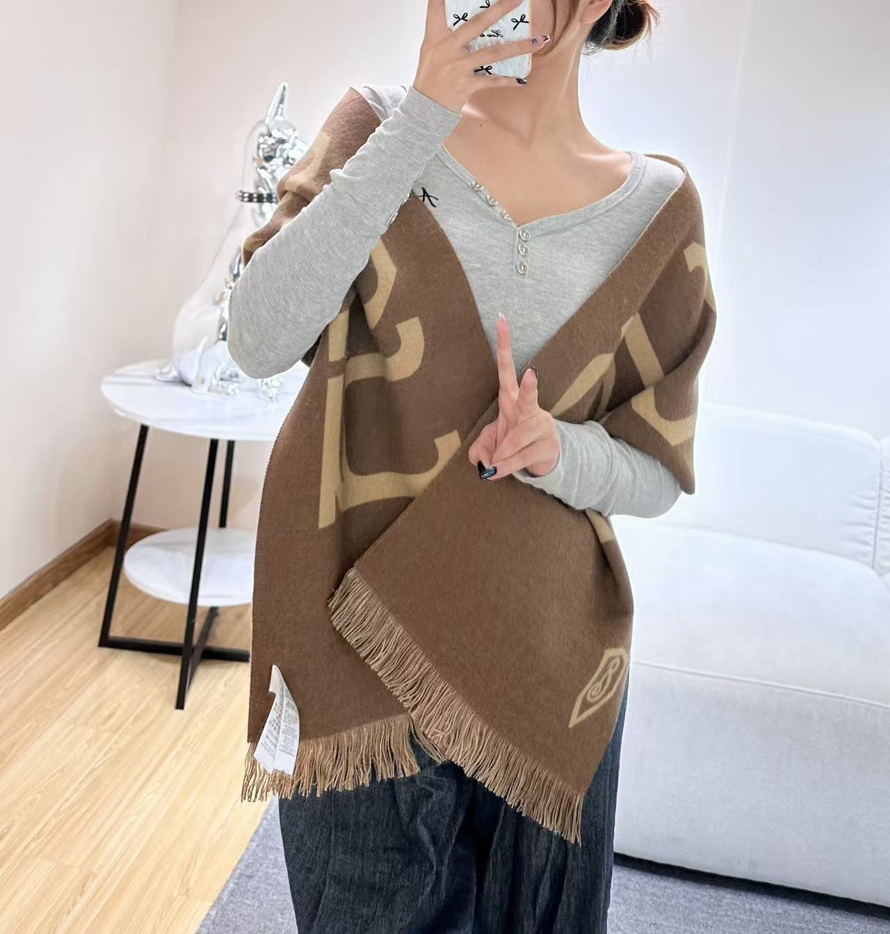 巴宝莉秋冬时髦高级感！男女通用，真的超级百搭好看！！落落大方！Bur独有的调调！！时髦精准到位，却又不用