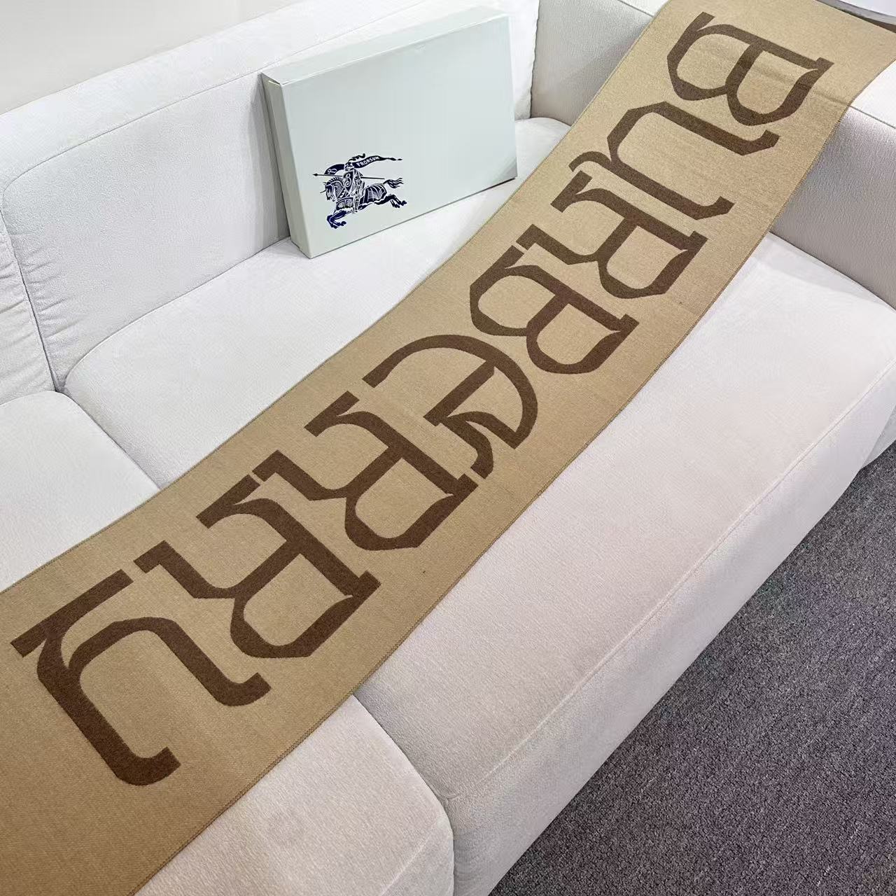 巴宝莉秋冬时髦高级感！男女通用，真的超级百搭好看！！落落大方！Bur独有的调调！！时髦精准到位，却又不用