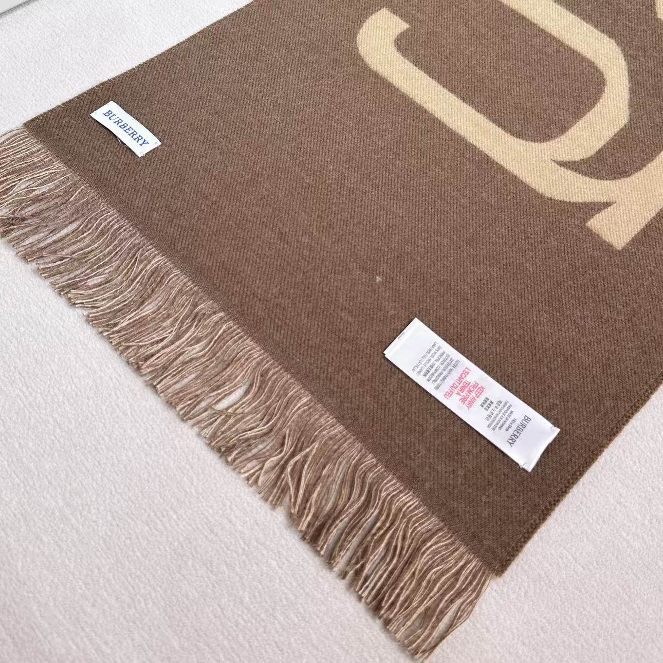 巴宝莉秋冬时髦高级感！男女通用，真的超级百搭好看！！落落大方！Bur独有的调调！！时髦精准到位，却又不用