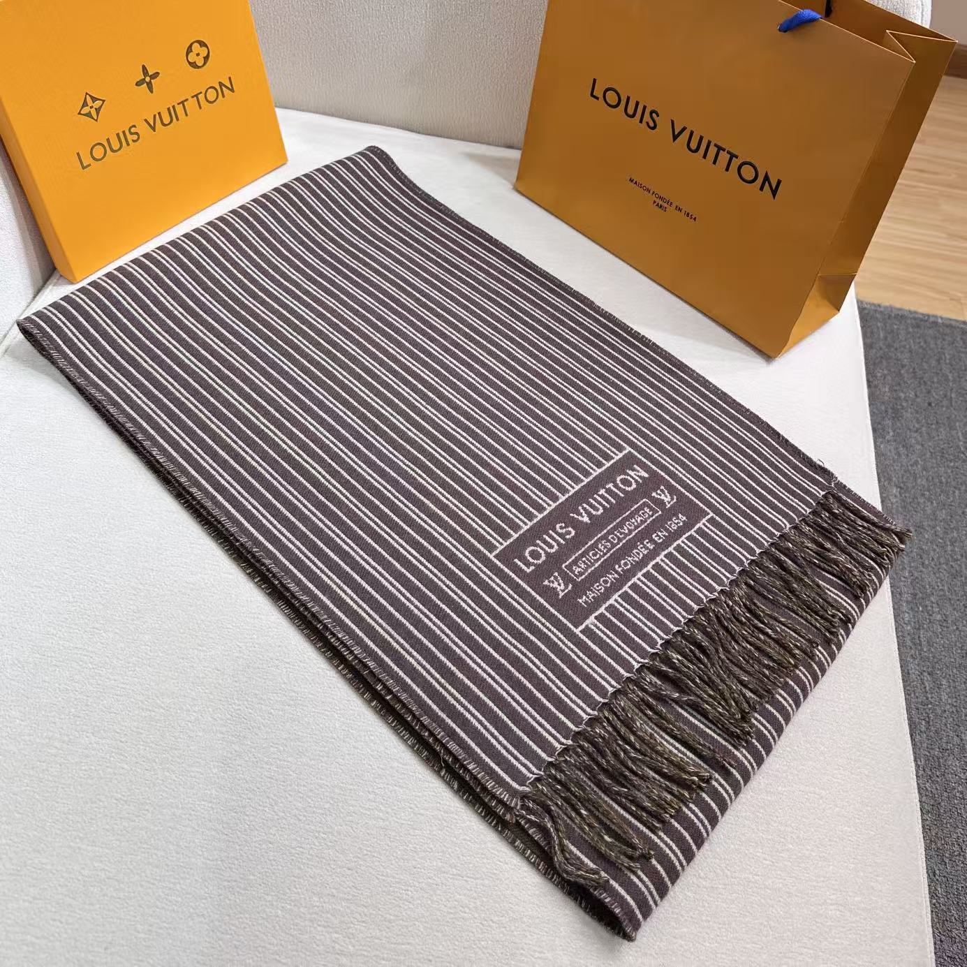 本款My Neverfull围巾为柔暖毛绒混纺铺陈经典Monogram 图案和路易威登成衣系列的Neve