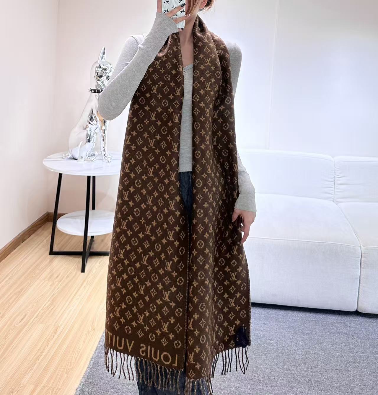 本款My Neverfull围巾为柔暖毛绒混纺铺陈经典Monogram 图案和路易威登成衣系列的Neve