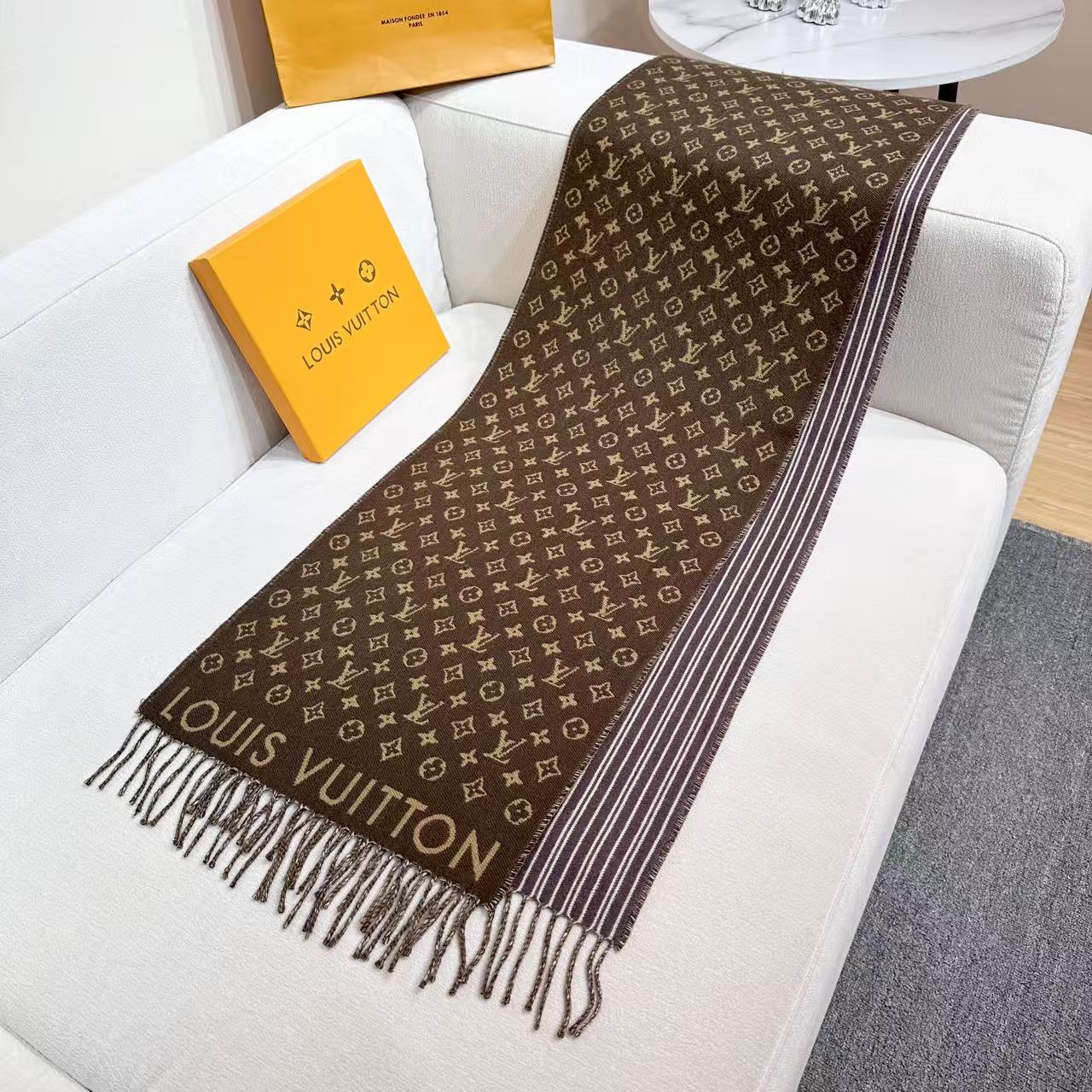 本款My Neverfull围巾为柔暖毛绒混纺铺陈经典Monogram 图案和路易威登成衣系列的Neve